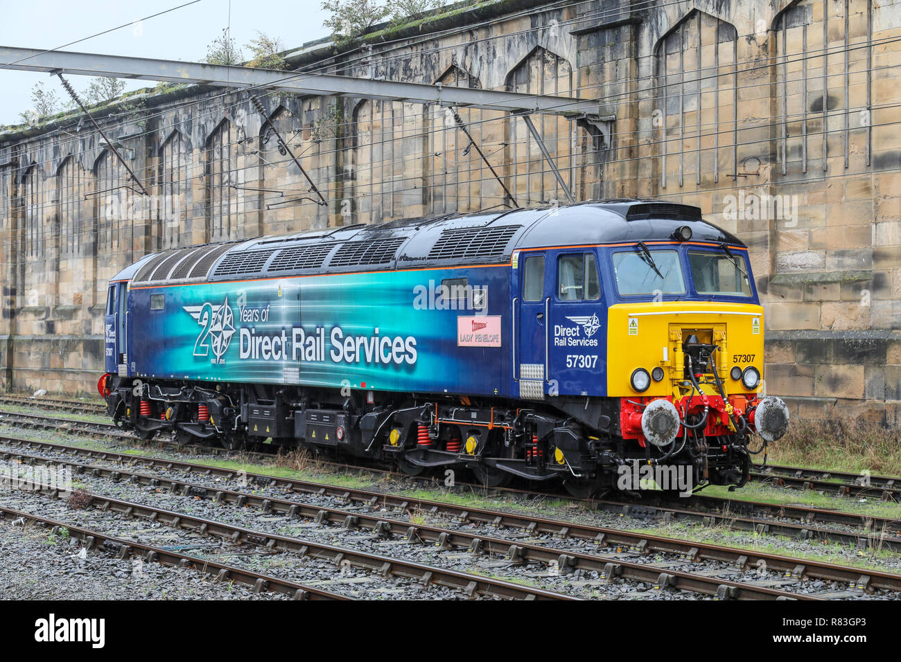Un British Rail Class 57 diesel locomotiva elettrica stabilizzata a Carlisle stazione ferroviaria.La classe 57 è ricostruita una versione della classe 47 Foto Stock