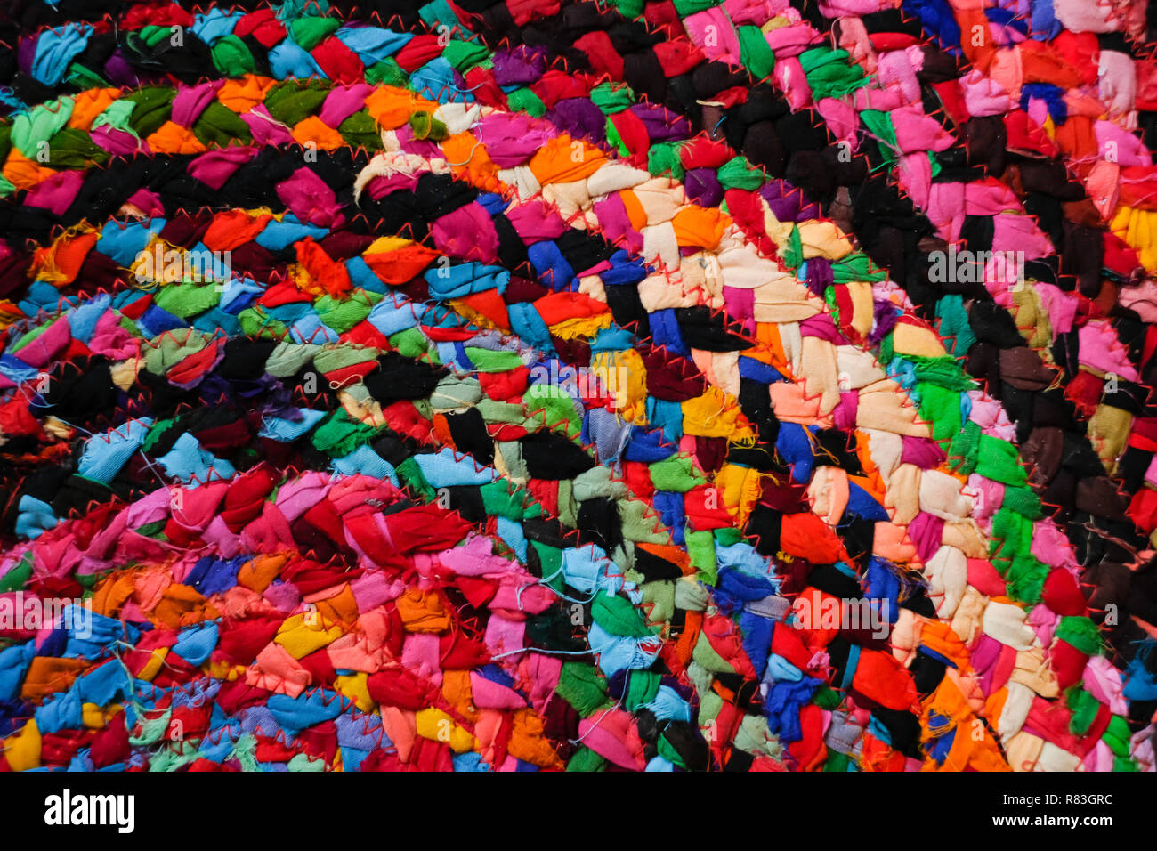 Colorato round africana stile peruviano tappeto o tappeto tessuto superficie vicina. Etniche e tribali motivazioni. Accento luminoso in interni o di decorazione della casa Foto Stock