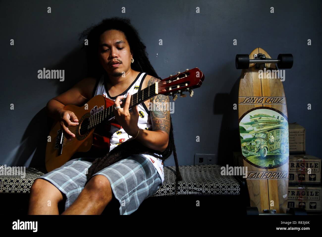 ANTIPOLO City, Filippine - 10 dicembre 2018: un filippino musicista suona la musica usando una chitarra acustica. Foto Stock