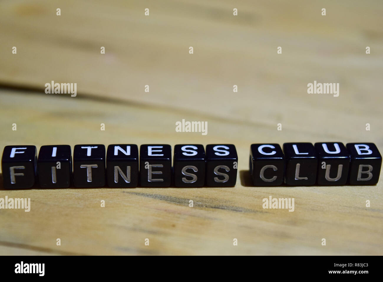 Fitness club scritto su blocchi di legno. Istruzione e motivazione concetti. Croce immagine elaborata su sfondo di legno Foto Stock