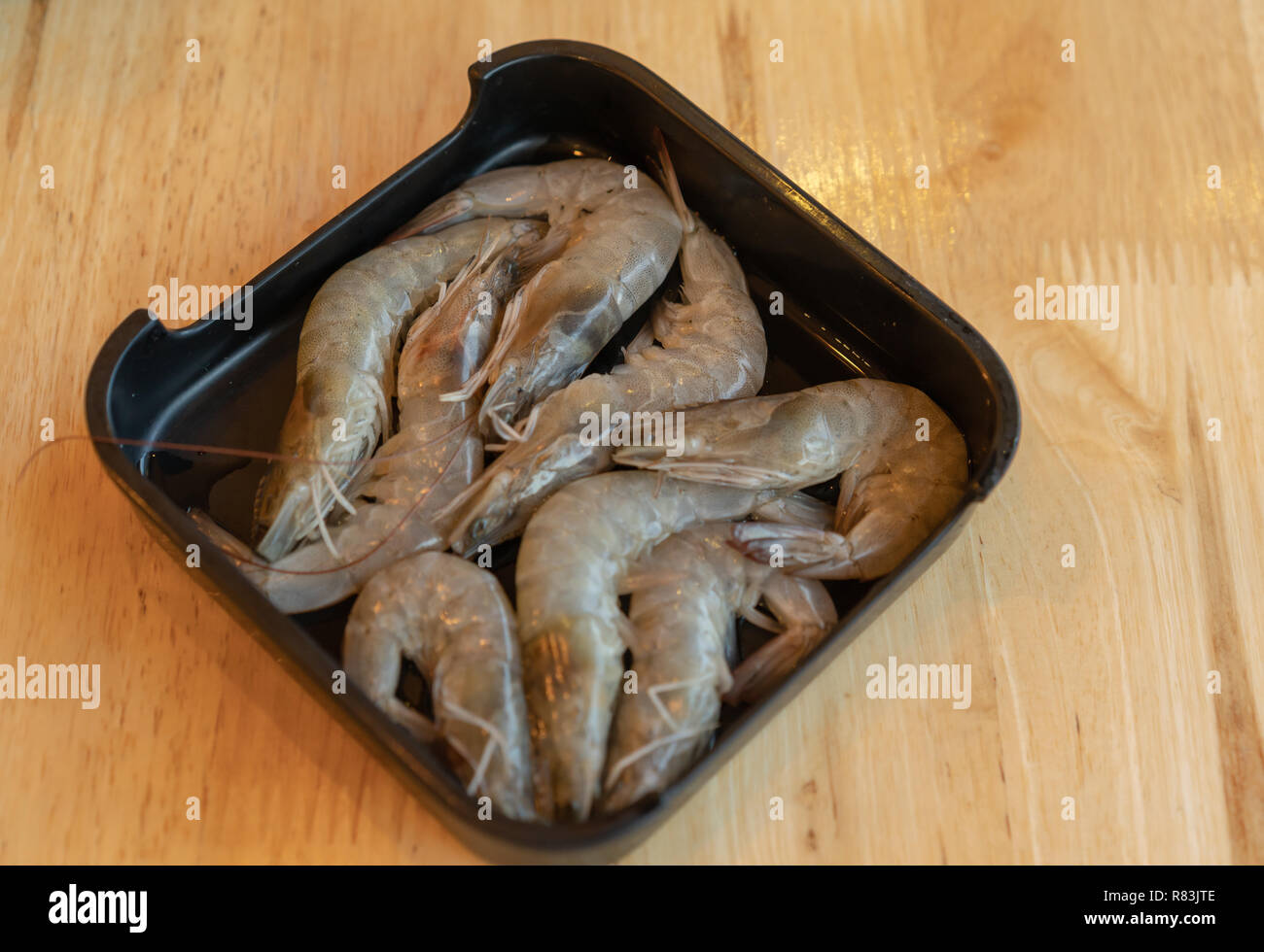 Gamberi crudi nel vassoio Foto Stock