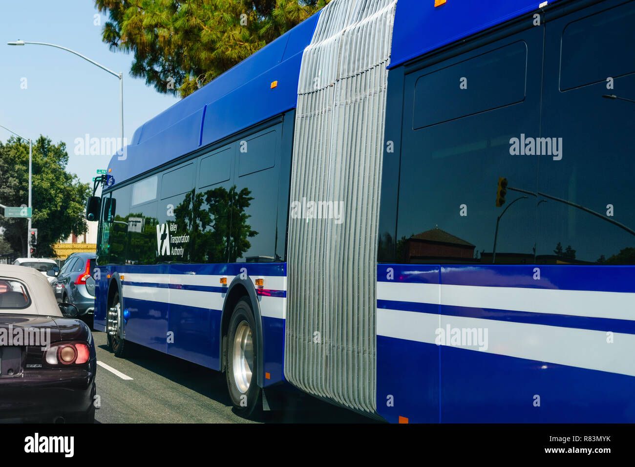 Agosto 13, 2018 Sunnyvale / CA / STATI UNITI D'AMERICA - VTA (Santa Clara Valley Transport Authority) Bus la guida su una strada nella parte sud di San Francisco Bay Area Foto Stock