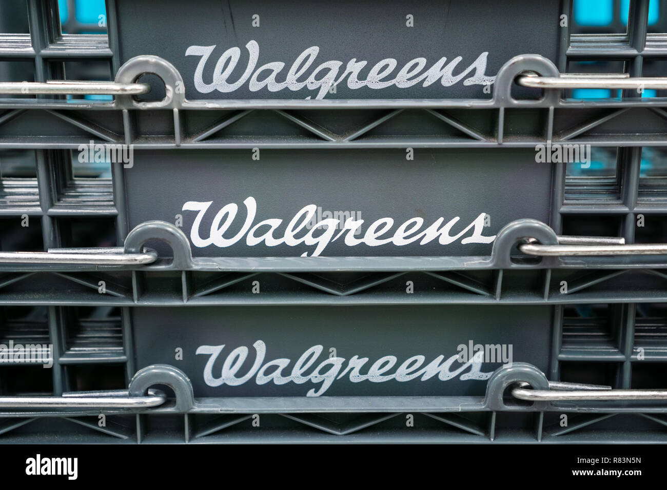 Agosto 14, 2018 Sunnyvale / CA / STATI UNITI D'AMERICA - Walgreens logo visualizzato su cestelli di shopping in una delle loro posizioni nella parte sud di San Francisco Bay Area Foto Stock