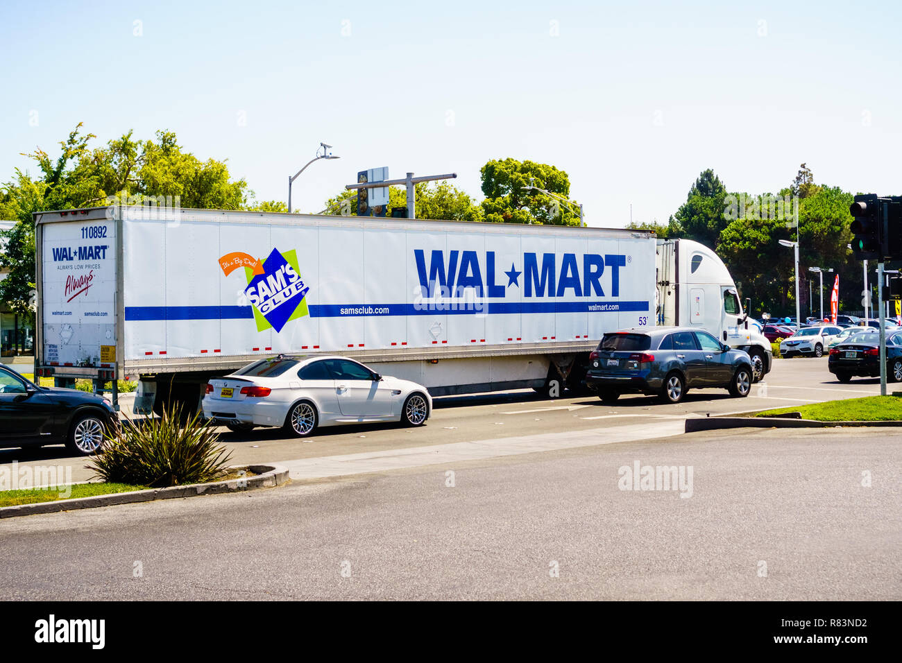 Agosto 26, 2018 Mountain View / CA / STATI UNITI D'AMERICA - Walmart carrello guida su strade di South San Francisco Bay Area Foto Stock