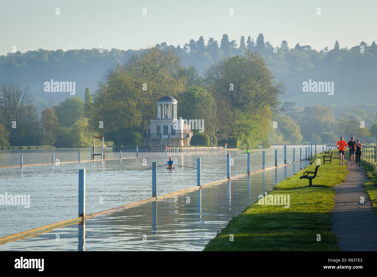 Tempio isola, tra Henley-on-Thames e Marlow, inizio di Henley Royal Regatta corso con gli amanti del jogging sulla strada alzaia Foto Stock