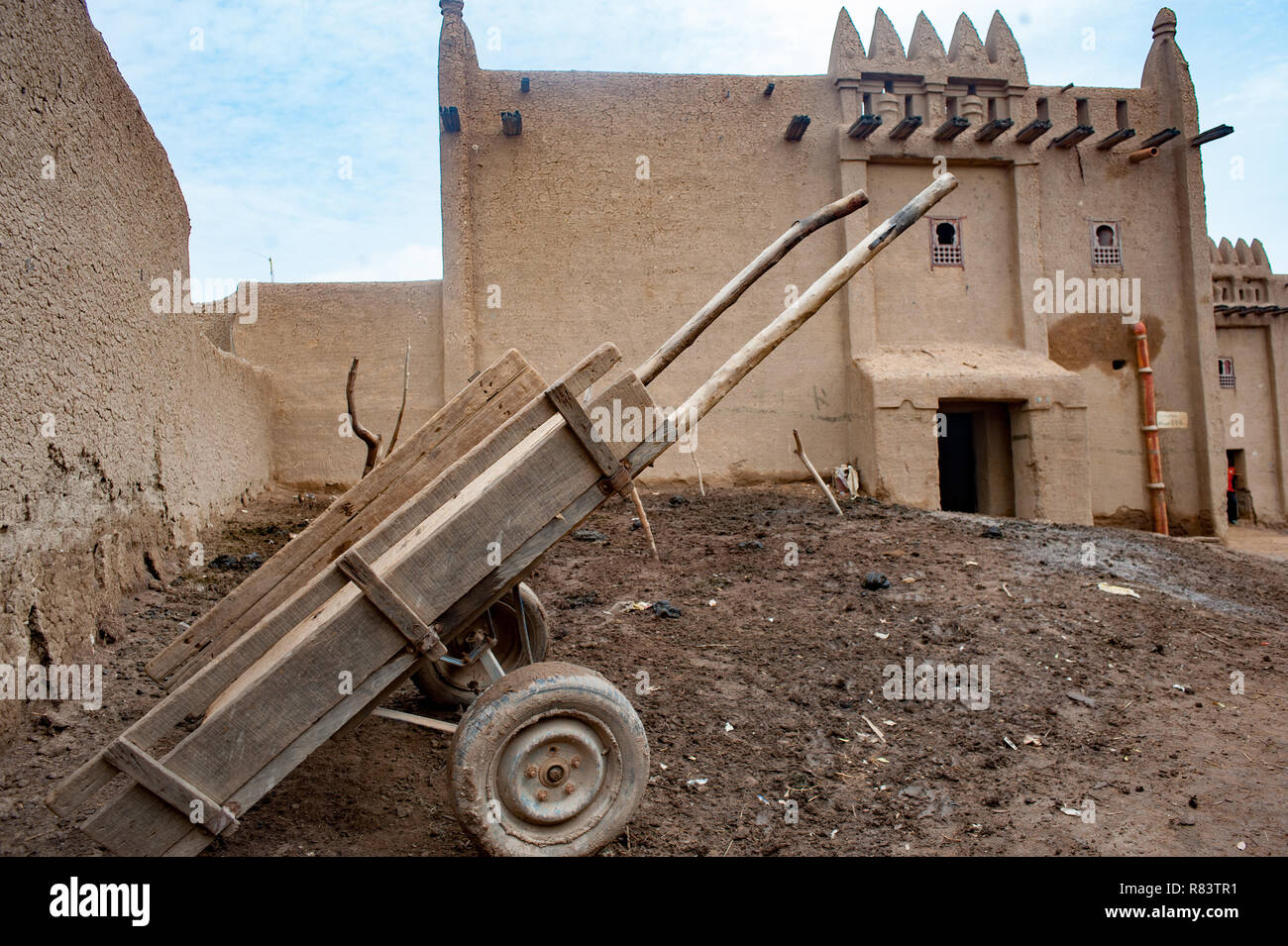 Mali, Africa. Abbandonato il carrello alimentare fatta di legno al di fuori della porta principale della Djenne Foto Stock