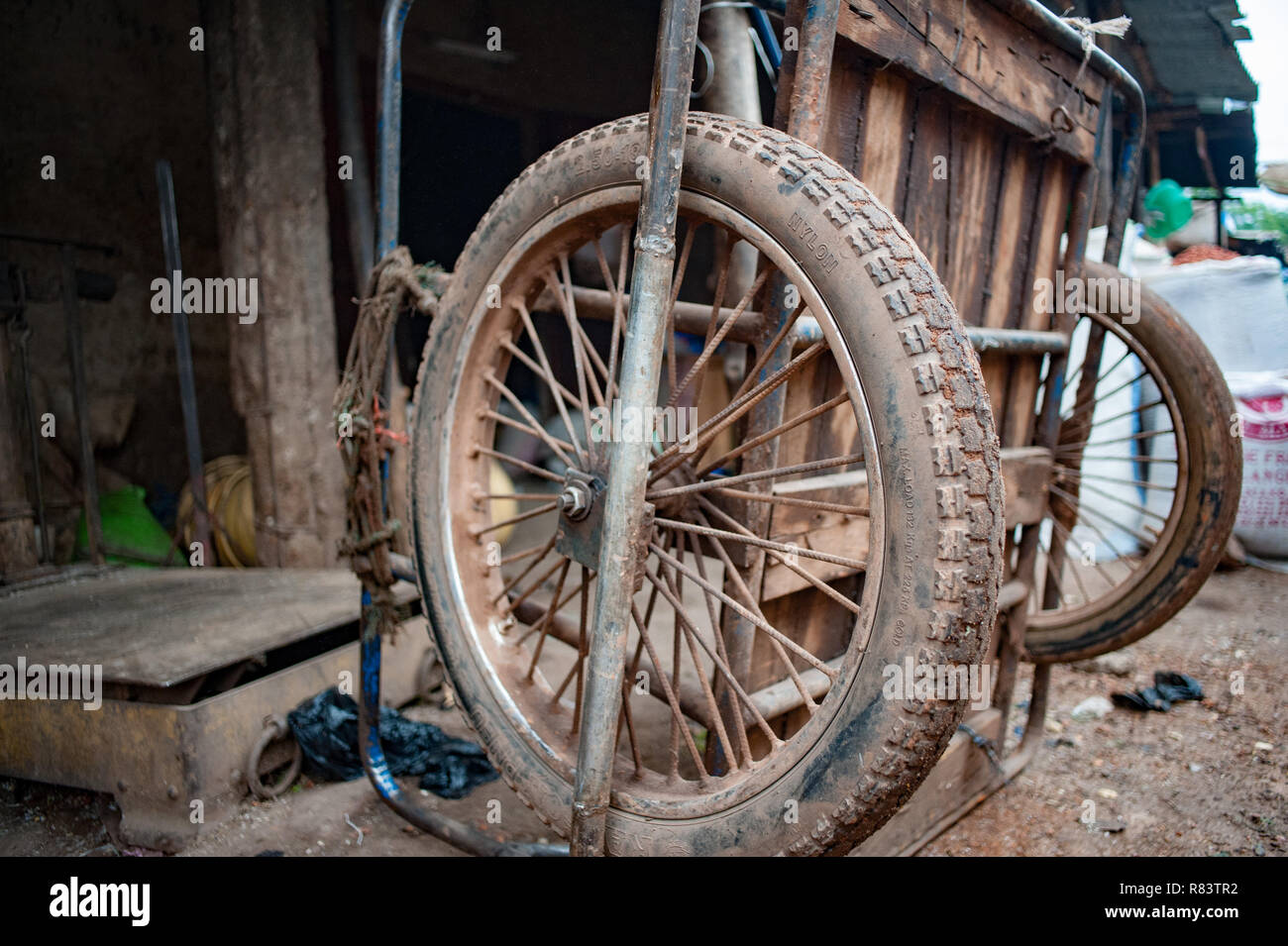 Mali, Africa. Abbandonato il carrello alimentare fatta di legno. Bamako mercato locale Foto Stock