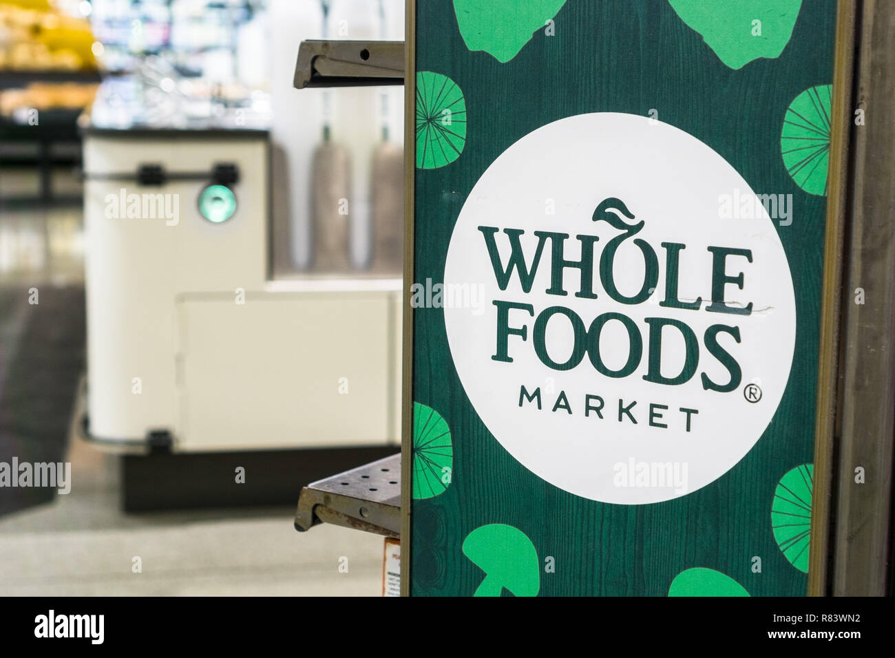 Il 4 settembre 2018 Santa Clara / CA / STATI UNITI D'AMERICA - Whole Foods logo visualizzato all'interno di uno dei loro negozi in South San Francisco Bay Area Foto Stock