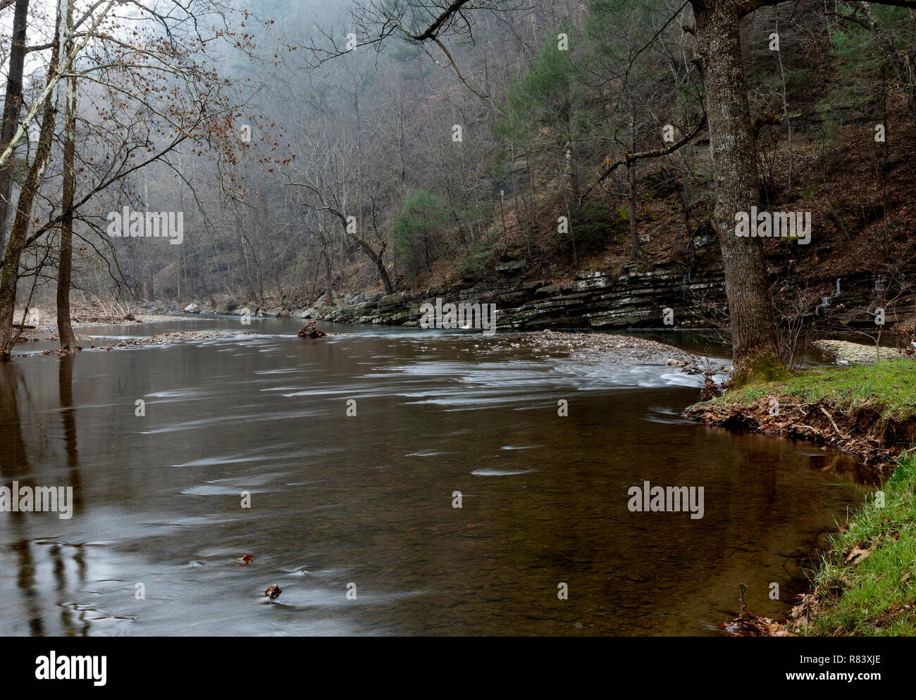 Via del ritorno in Virginia Bergton, vi è una piegatura nella forcella del nord fiume Shenandoah noto come buco blu dove le famiglie usate per nuotare anni fa. Foto Stock