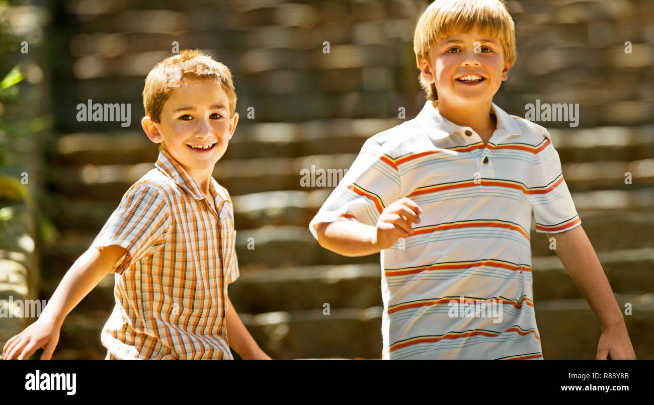 Ritratto di due ragazzi divertendosi insieme. Foto Stock