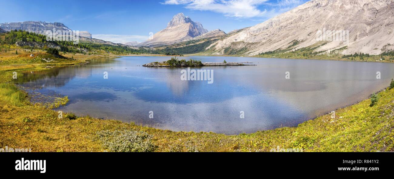 Paesaggio panoramico Panorama bellissimo lago Blue Baker distante Rocky Mountain Peaks Banff National Park Alberta Canada Foto Stock