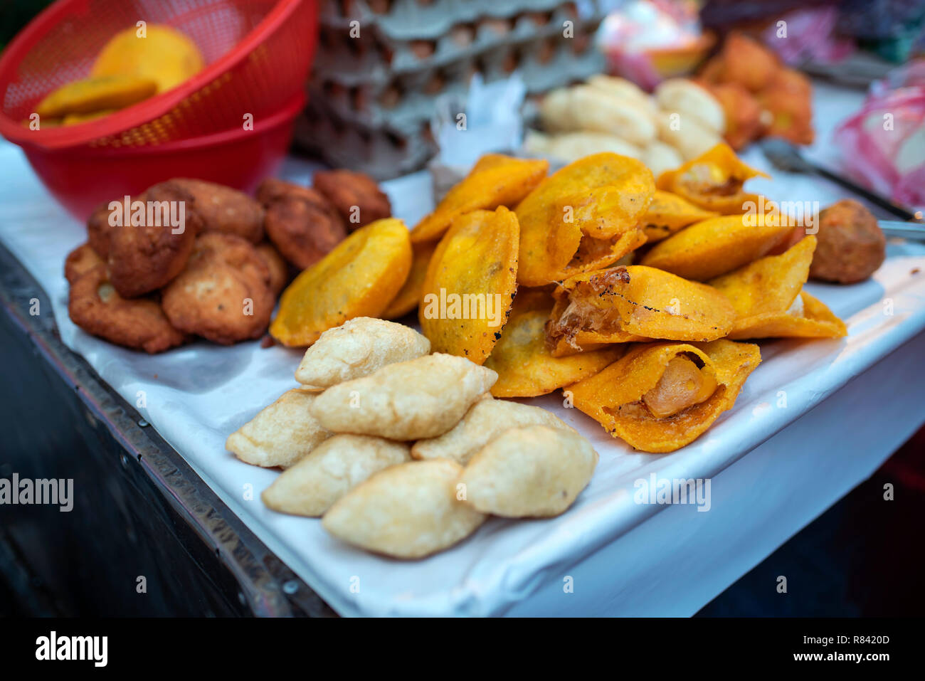 Fritti di cibo di strada in vendita nel centro storico di Cartagena de Indias, Colombia. Yuca, patata, patacones e uova. Ott 2018 Foto Stock