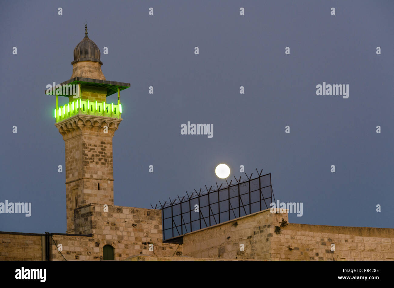 Luna piena sopra Mi'dhanat Bab al-Silsila il minareto nel quartiere musulmano della città vecchia di Gerusalemme, Israele Foto Stock