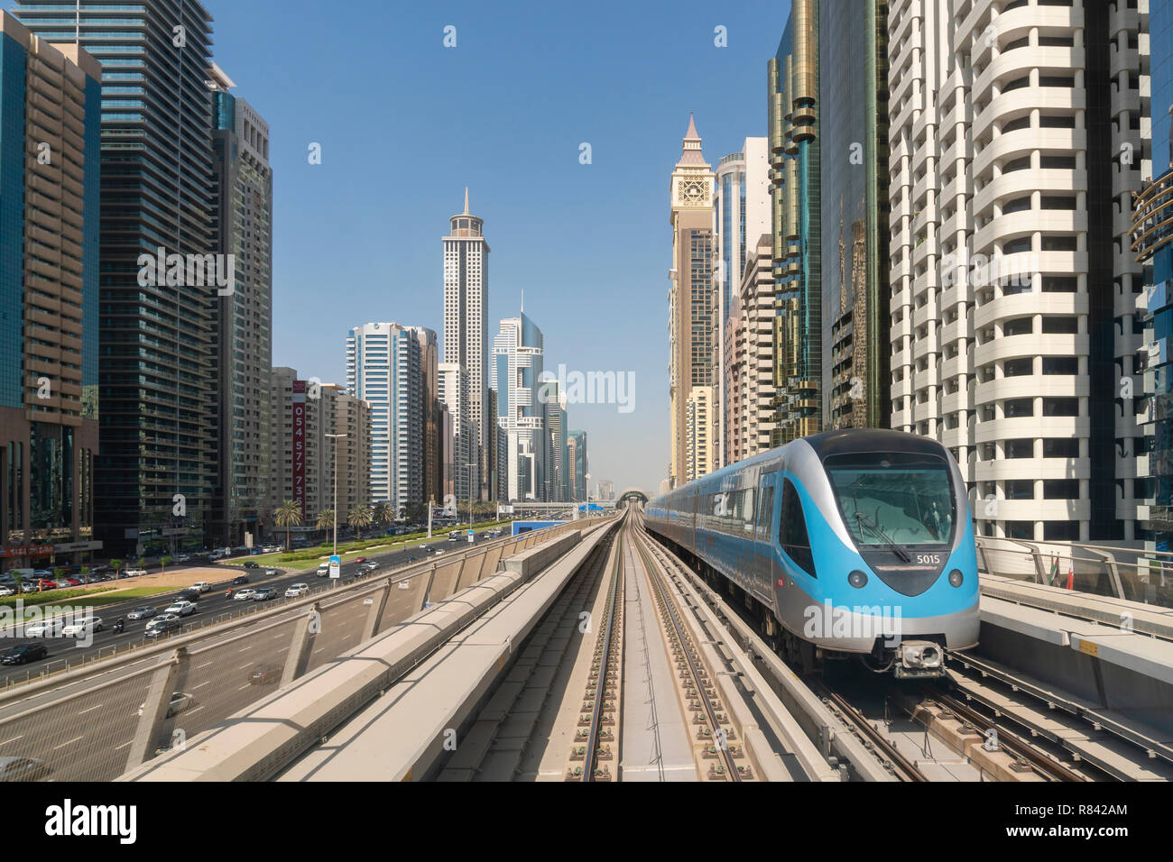 Vista del treno della metropolitana nel centro cittadino di Dubai Foto Stock