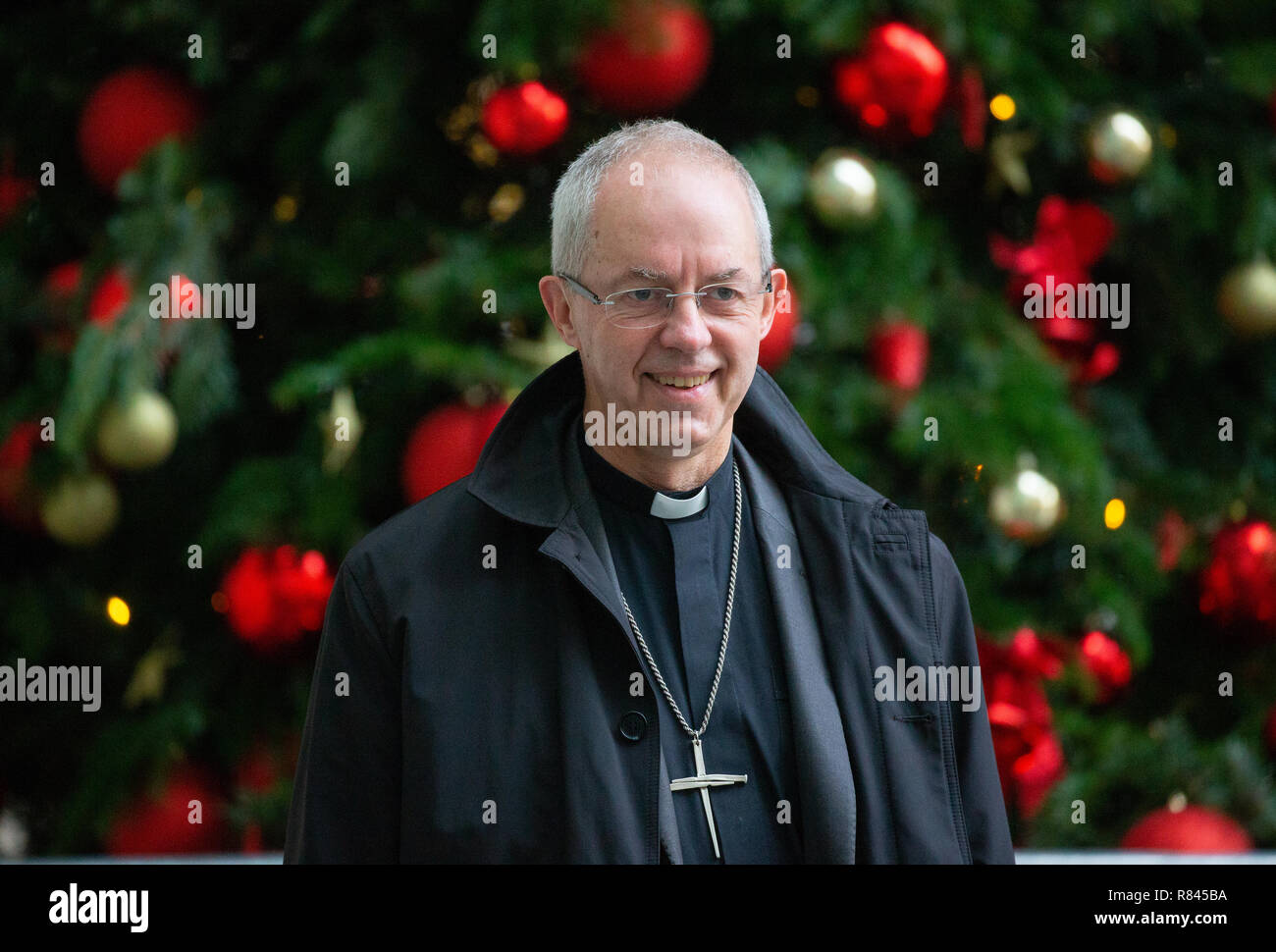 Justin Welby, 105l Arcivescovo di Canterbury, arriva a comparire su "L'Andrew Marr Show' presso la BBC Studios di Londra. Foto Stock