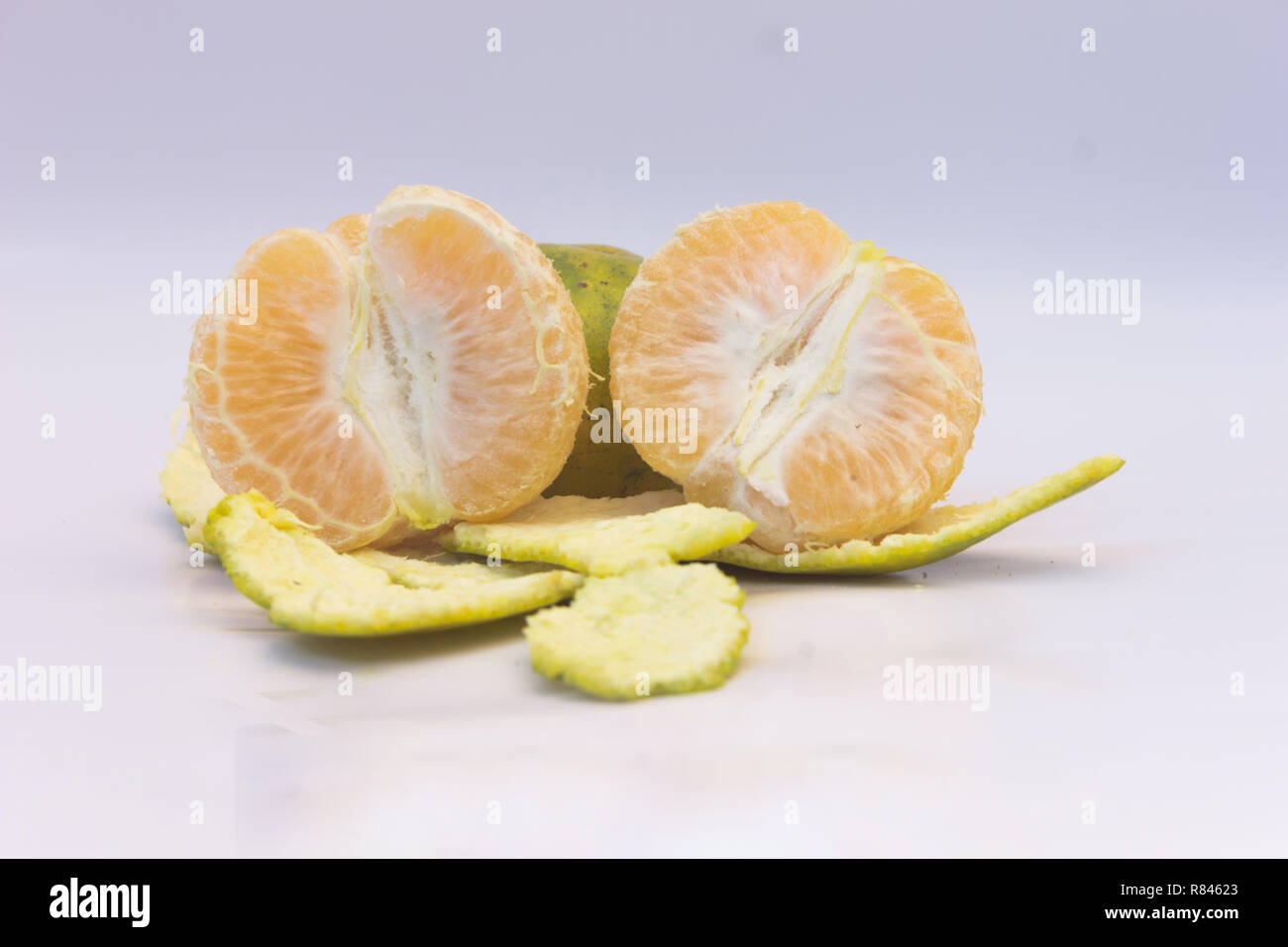 Giallo fresco frutta di arancia buccia di arancia gruppo gamma sfondo bianco isolare Foto Stock