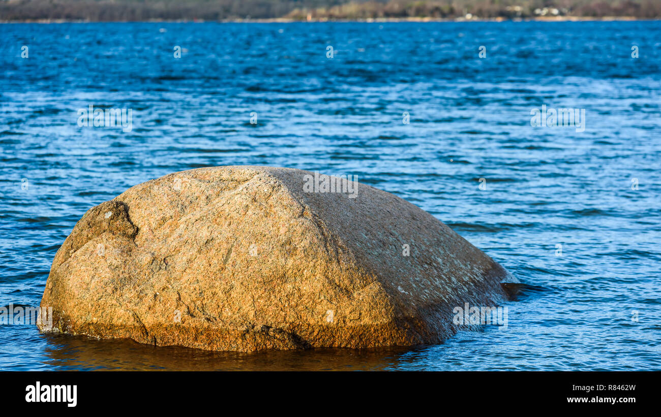 Rock o boulder nelle acque costiere. Foto Stock