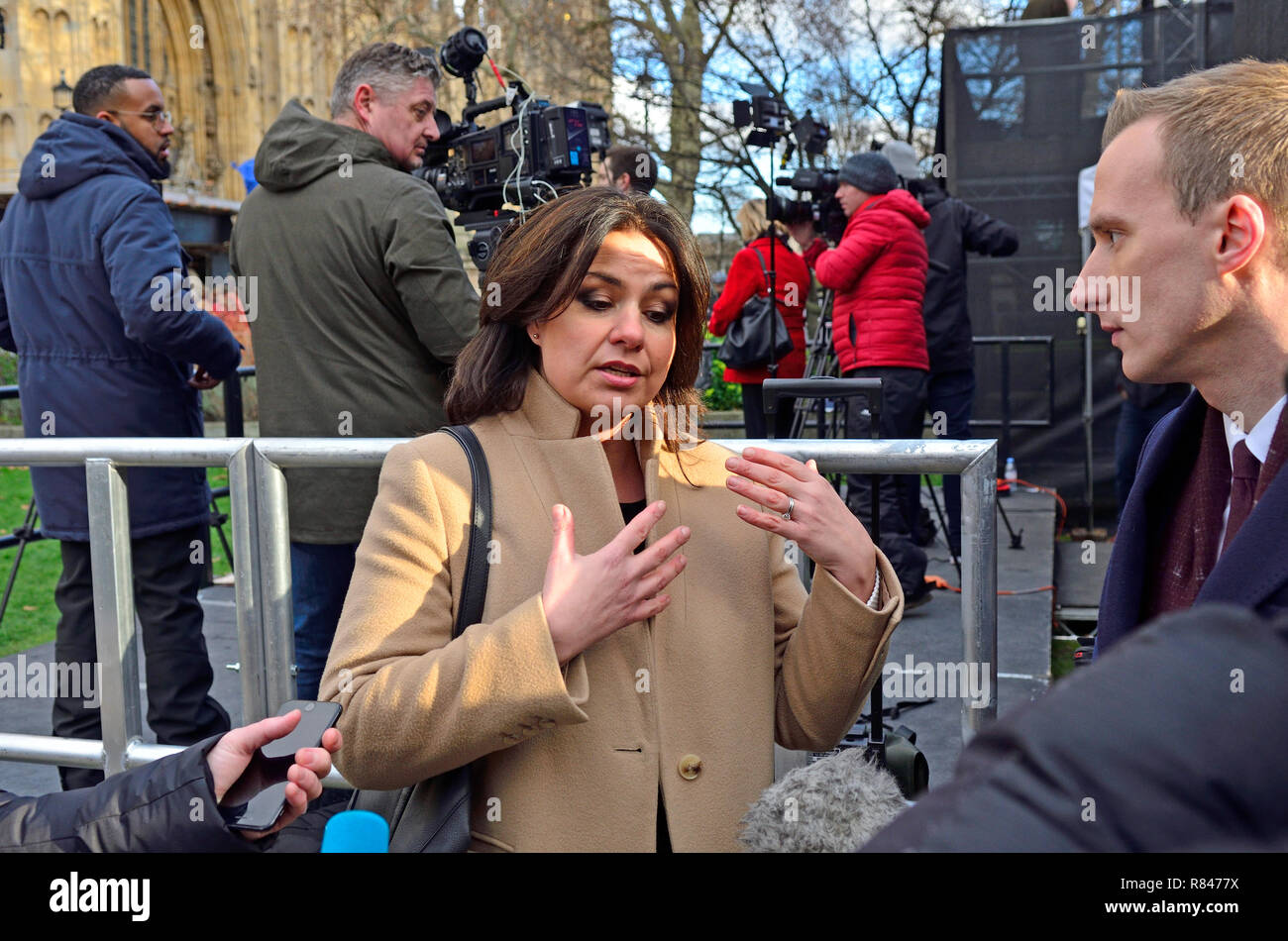 Heidi Allen MP (ora indipendente, poi con: South Cambridgeshire) su College Green, Westminster, per discutere del voto di fiducia... Foto Stock