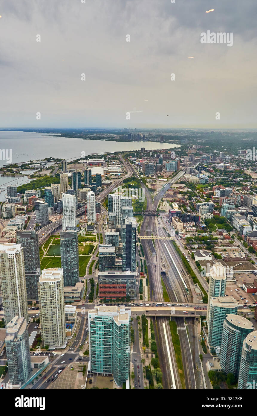 Splendida vista aerea di Toronto Downtown da alta quota pavimento di osservazione in CN Tower a Toronto in Canada. Foto Stock