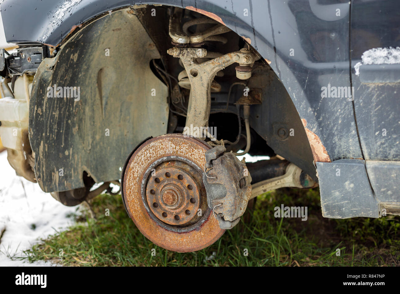 Close-up del vecchio abbandonato abbandonato rusty rotto cestino auto disco  freno dettaglio senza pneumatico di gomma all'esterno in campo Foto stock -  Alamy