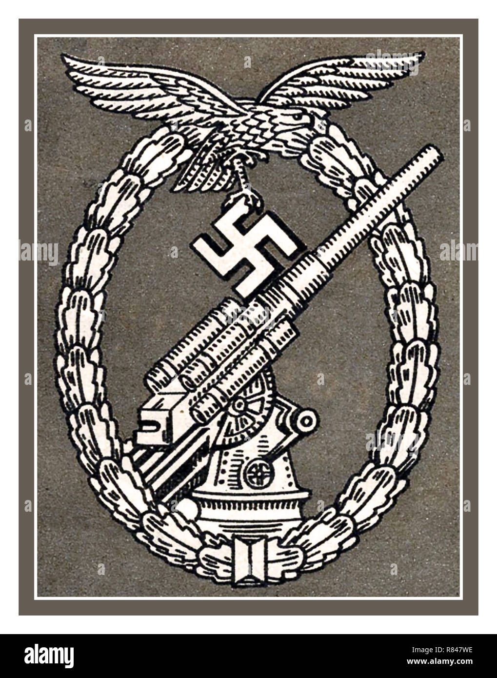 WW2 1940's La battaglia Swastika e badge Eagle award per la Germania nazista antenna della Wehrmacht Flak artiglieri, difendere e sparare contro alleata dei caccia bombardiere e aeromobili Foto Stock