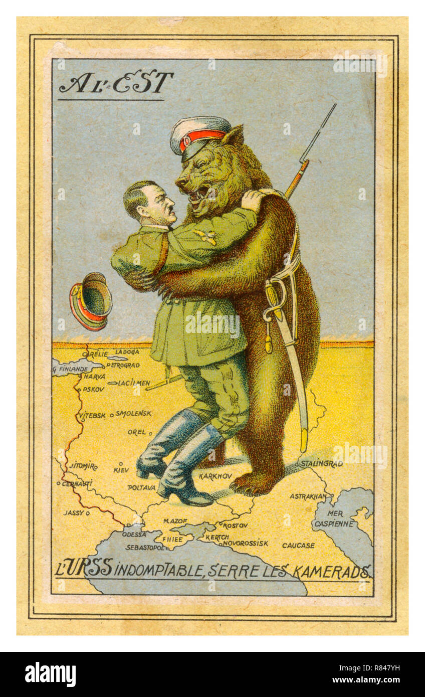HITLER & RUSSIAN BEAR WW2 Postcard della Propaganda francese degli anni '40 che illustra Adolf Hitler in un abbraccio mortale con una compata di orsacchiotti in uniforme dell'Armata Rossa in piedi su una mappa del fronte Orientale della seconda Guerra Mondiale Foto Stock