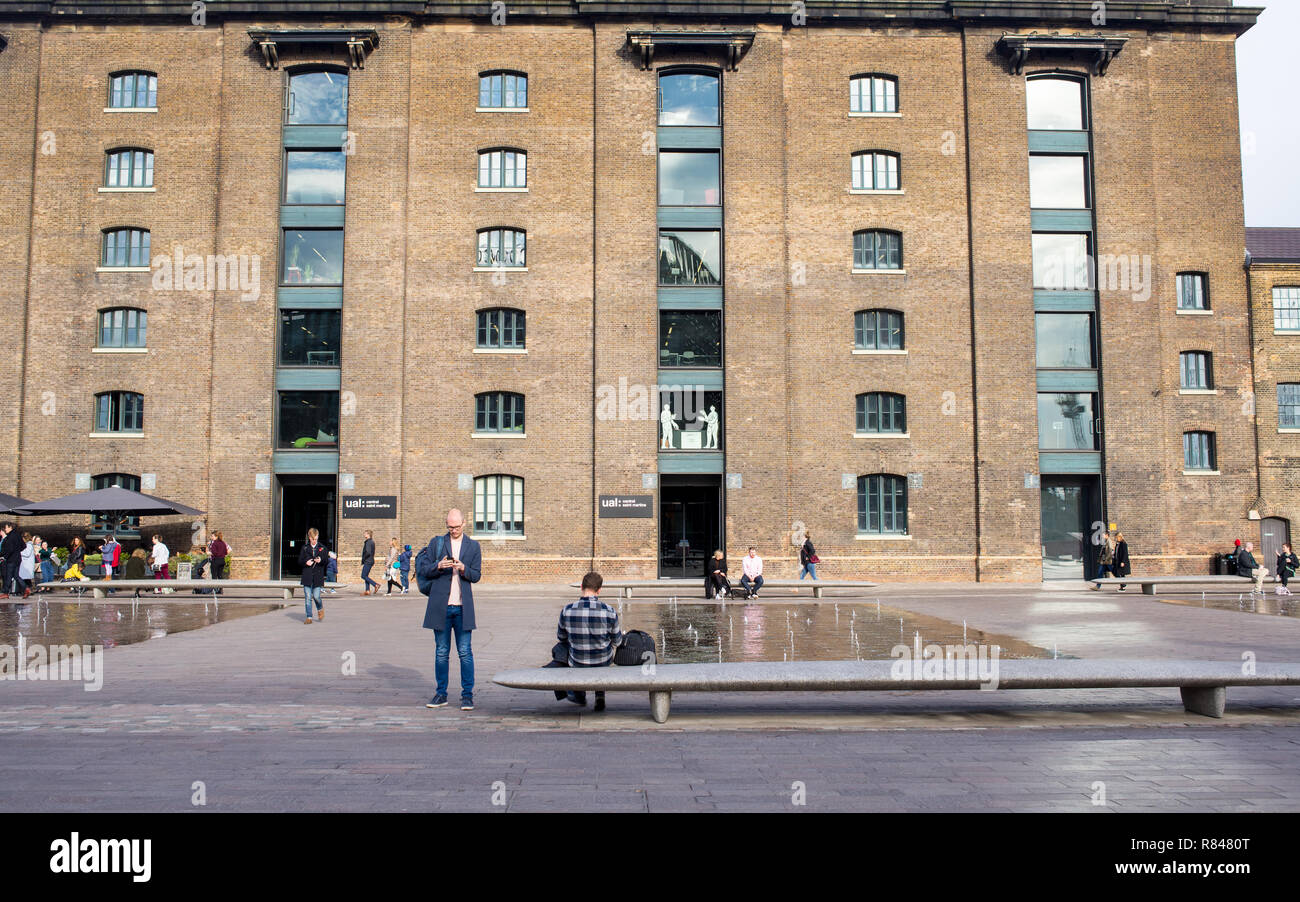 Kings Cross, London, England Regno Unito - Novembre 2018: Central Saint Martins - Università delle Arti di Londra UAL esterno da granaio Square, Kings Cross, Foto Stock
