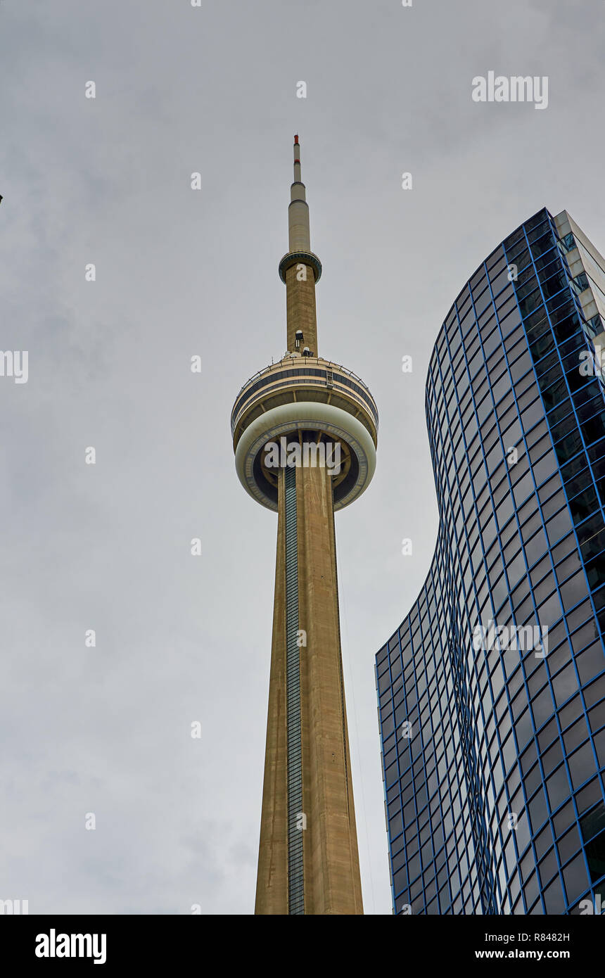 Toronto, Ontario, Canada - Giugno 2016: la CN Tower su un nuvoloso giorno di estate Foto Stock
