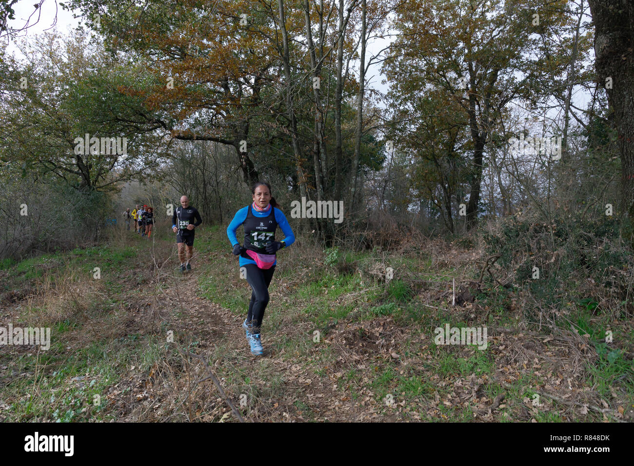 Anguillara Sabazia (Roma), Italia - 09 dicembre 2018: atleti competere nel "Trail dei due laghi' piedi in corsa a 20 km di corso e una goccia di 480 mete Foto Stock