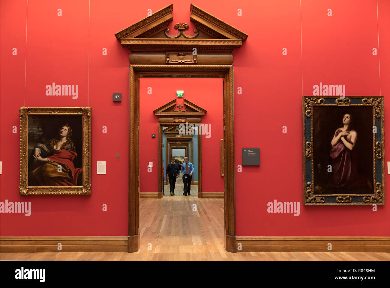 Irlanda, Dublino, National Gallery of Ireland, interni con opere d'arte e corridoio riassato Foto Stock