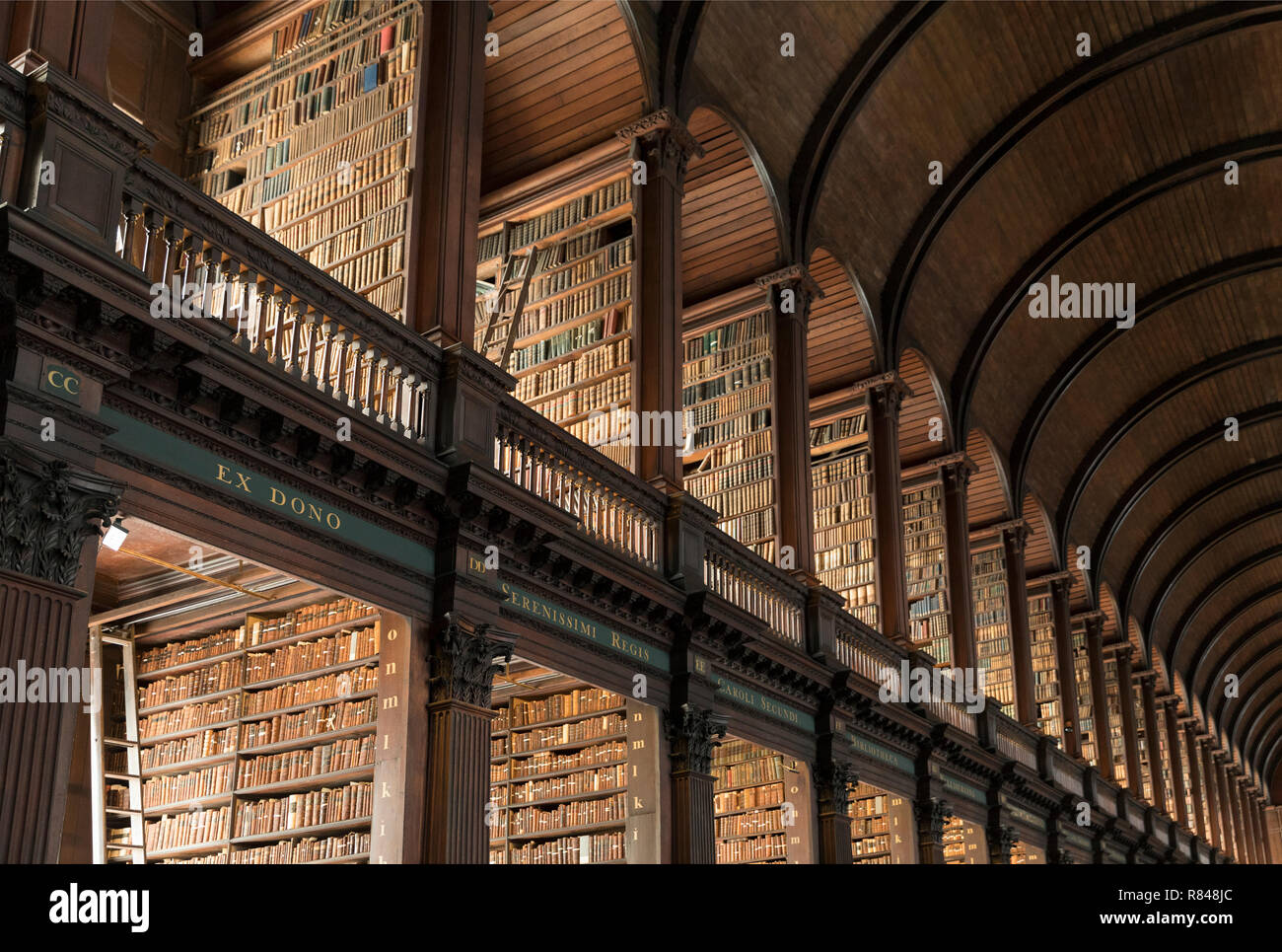 Irlanda, Dublino Trinity College di Dublino, il Libro di Kells vecchia libreria Foto Stock