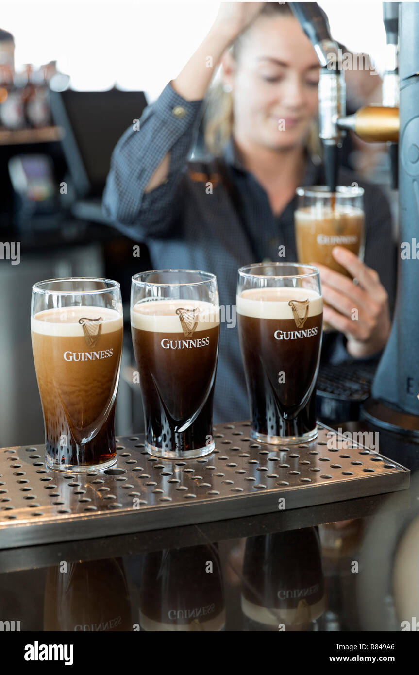 Irlanda, Dublino,Guinness Storehouse, bar Gravity, barman versare birra. Foto Stock