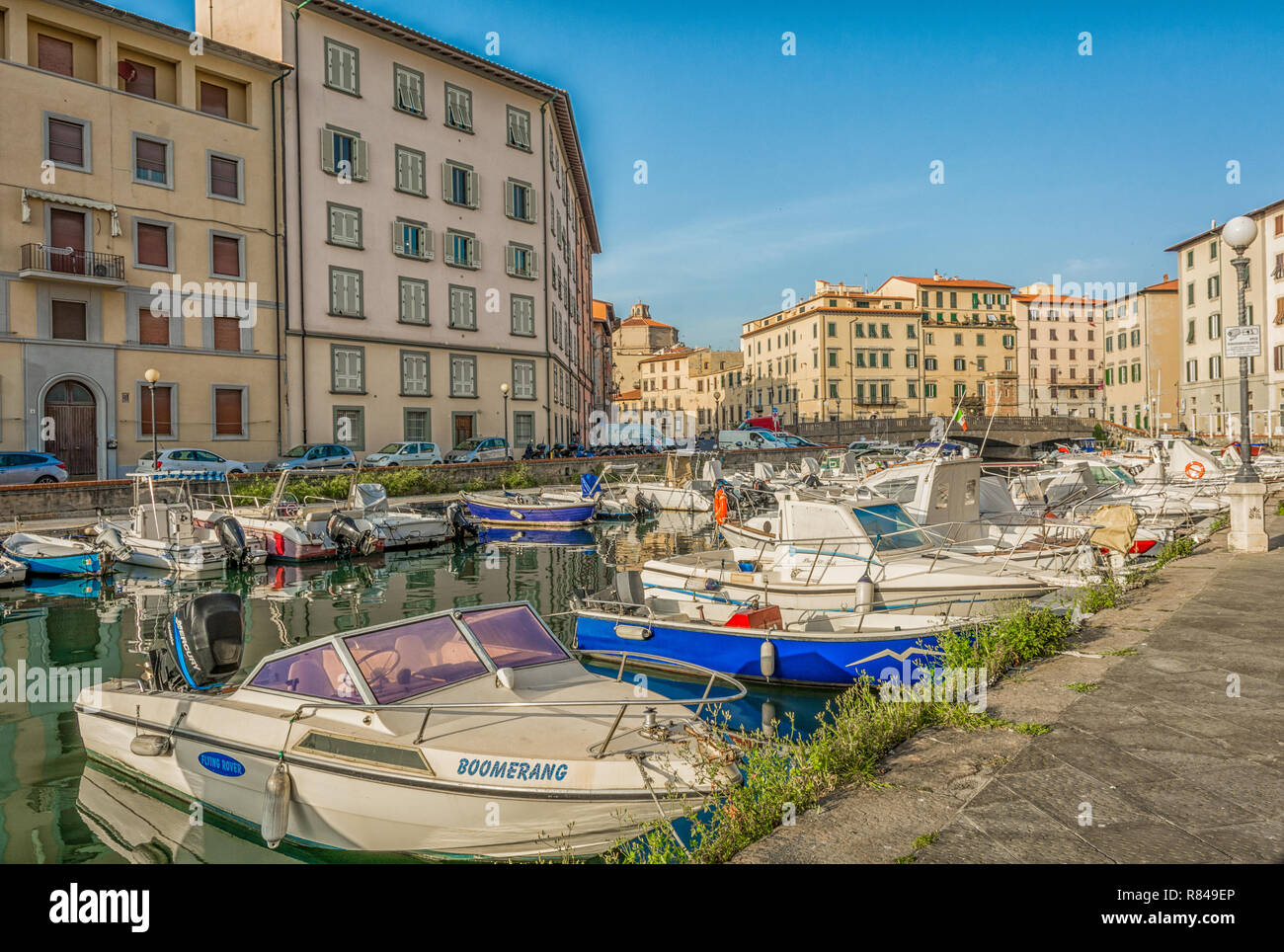 Edifici, canali e barche nel piccolo quartiere Venezia di Livorno, Toscana, Italia. Il quartiere di Venezia è il più affascinante e pittoresca di Foto Stock