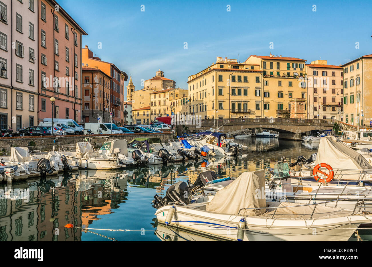 Edifici, canali e barche nel piccolo quartiere Venezia di Livorno, Toscana, Italia. Il quartiere di Venezia è il più affascinante e pittoresca di Foto Stock