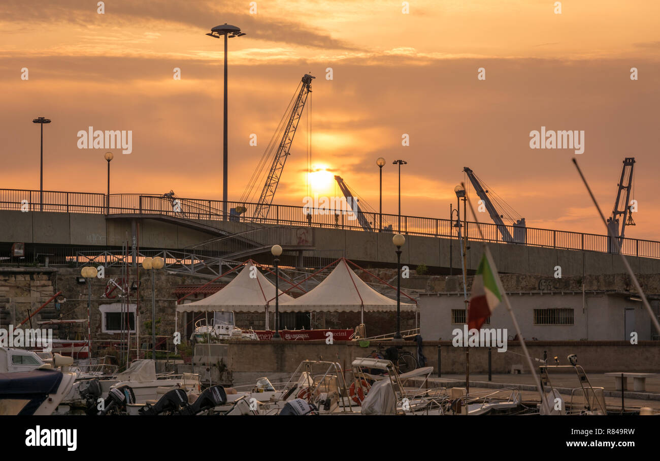 Livorno Dock tramonto dalla Venezia trimestre, Livorno, Toscana, Italia. Il quartiere di Venezia è il più affascinante e pittoresca della città Foto Stock