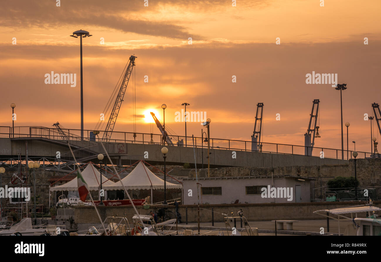 Livorno Dock tramonto dalla Venezia trimestre, Livorno, Toscana, Italia. Il quartiere di Venezia è il più affascinante e pittoresca della città Foto Stock