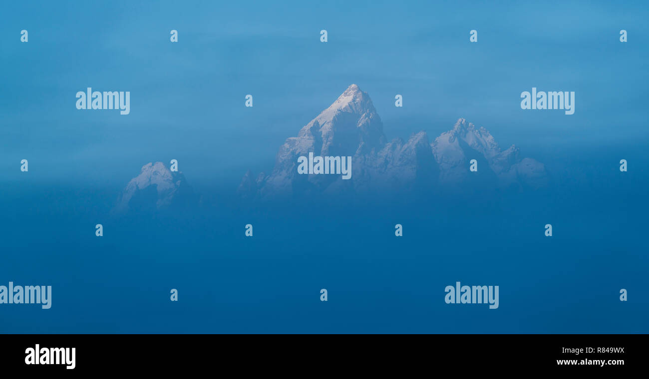 Grand Teton, la montagna più alta della gamma Teton, passando dalla nebbia nel Parco Nazionale di Grand Teton, Wyoming negli Stati Uniti. Foto Stock