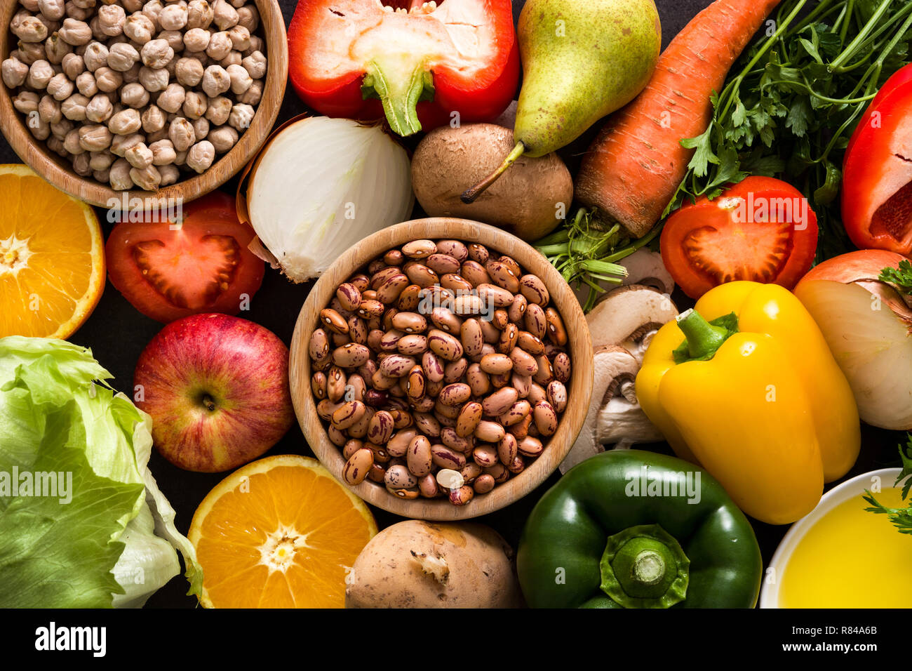 Mangiare sano. Dieta mediterranea. Frutta, verdura, cereali, noci olio d'oliva e pesce isolato su sfondo bianco. Foto Stock
