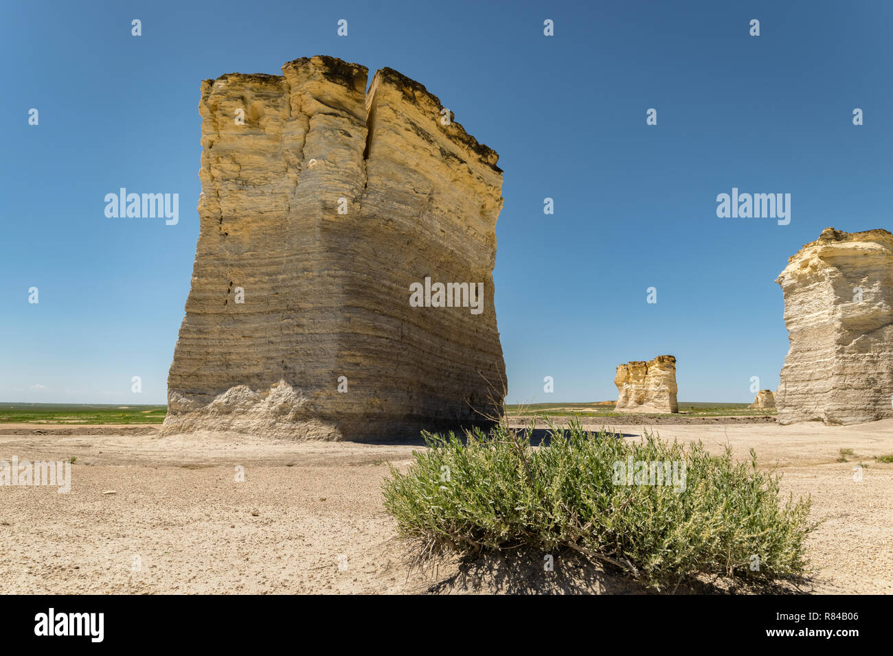 Enormi piramidi di gesso di monumento Rocks in western Kansas, Stati Uniti d'America. Salendo dal piatte pianure vicino Oakley, Kansas. Foto Stock