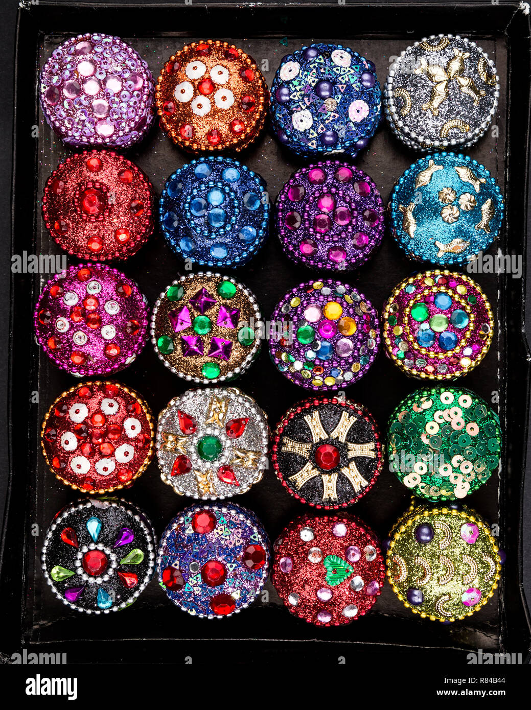Insieme di piccoli gioielli colorati Scatole decorate con glitter e paillettes e zirconi Foto Stock