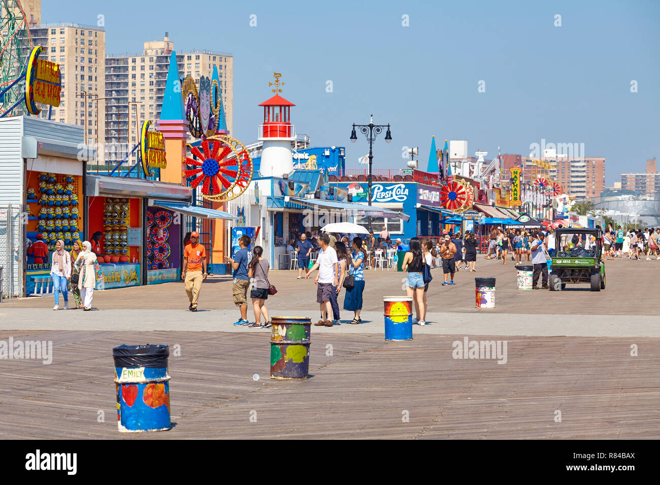 New York, Stati Uniti d'America - Luglio 02, 2018: Coney Island famosa Boardwalk in una giornata di sole. Foto Stock