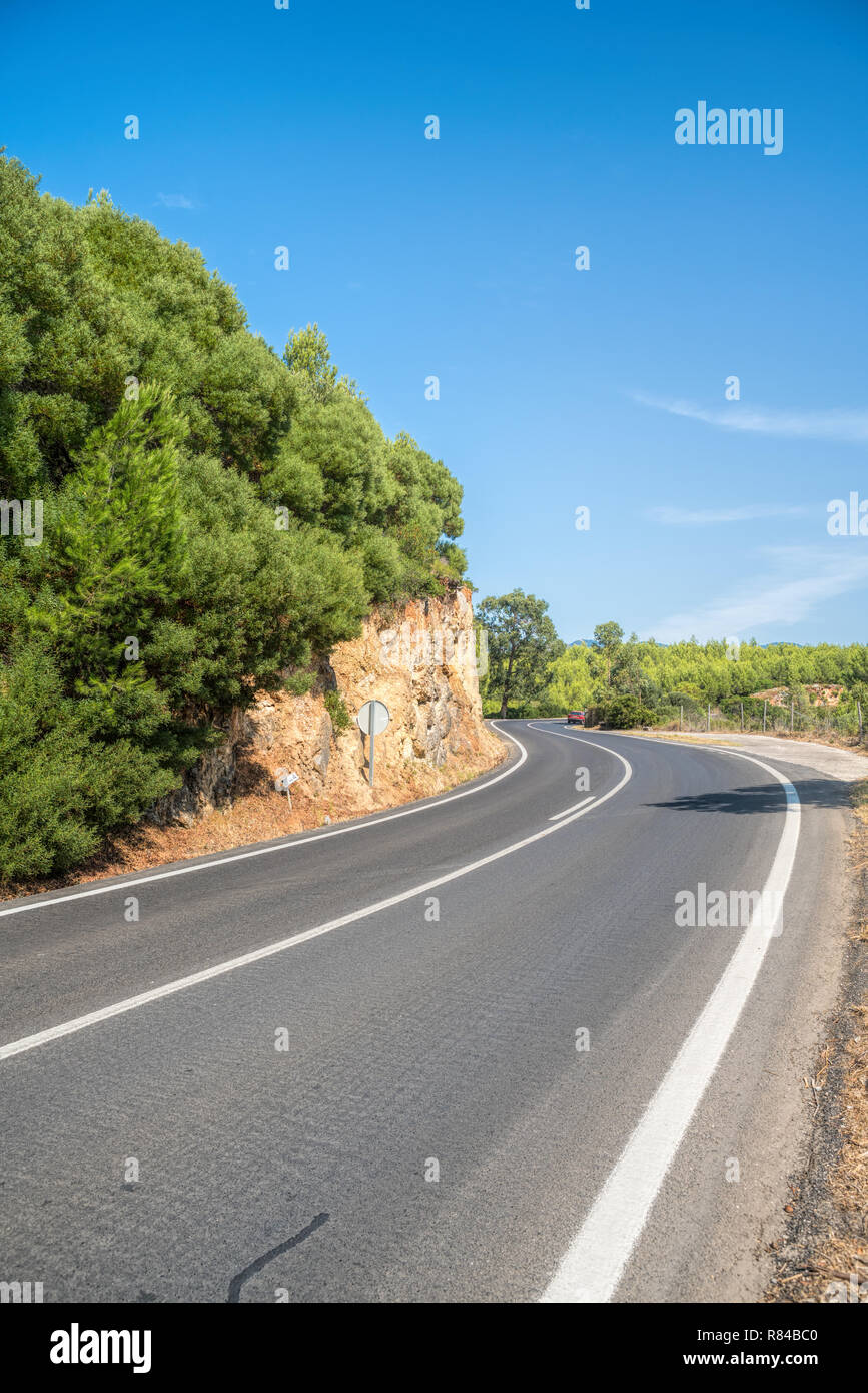Un paese vuoto road passando attraverso un tipico primavera Sintra paesaggio rurale. Foto Stock