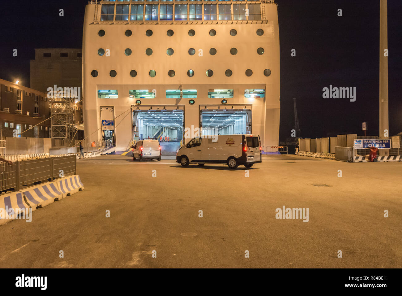 I veicoli e i motociclisti a bordo del Moby Line il traghetto per l'isola di Sardegna, in Italia, dal porto di Livorno. Foto Stock