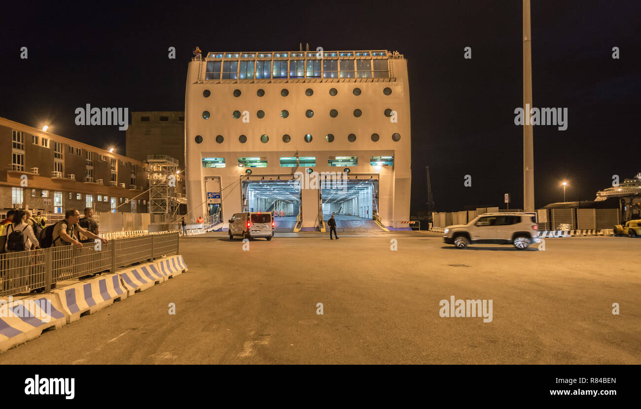 I veicoli e i motociclisti a bordo del Moby Line il traghetto per l'isola di Sardegna, in Italia, dal porto di Livorno. Foto Stock