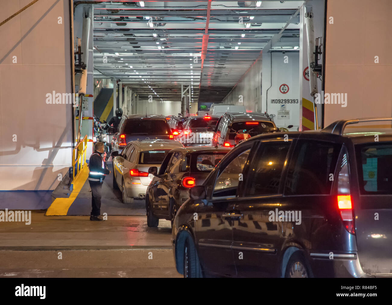 I veicoli e i motociclisti a bordo del Moby Line il traghetto per l'isola di Sardegna, in Italia, dal porto di Livorno. Foto Stock
