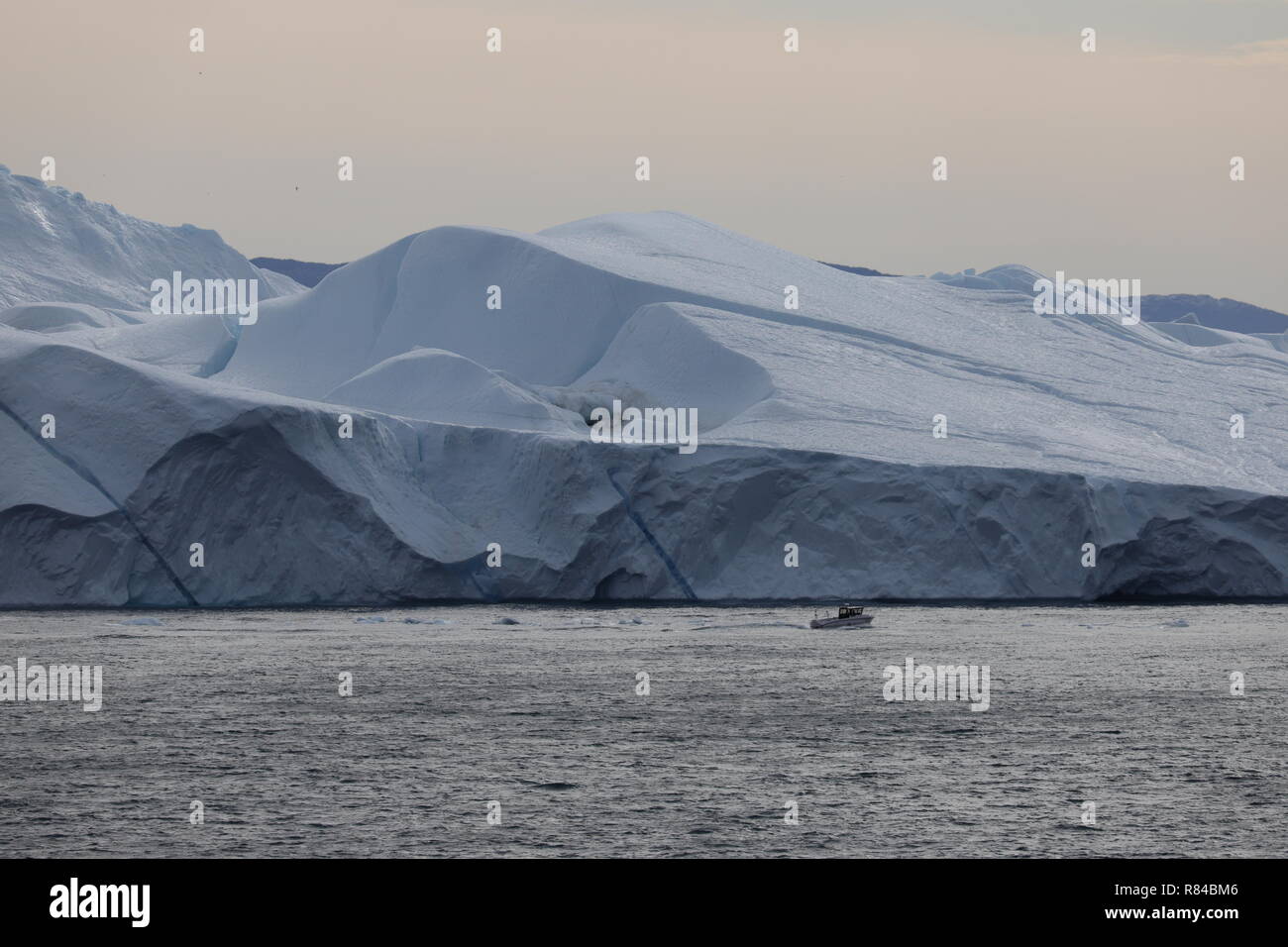 Grönland Disko Bucht: Eisberg mit Ausflugsboot Foto Stock