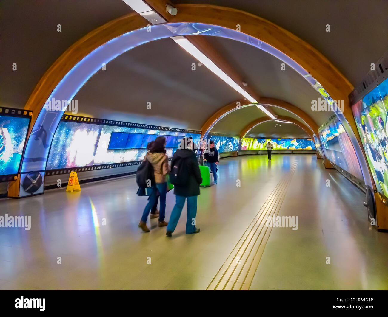 SANTIAGO, Cile - 14 settembre 2018: un gruppo di persone che camminano nella hall dopo prima del viaggio in stazione centrale. Aperto nel 1885, è ora la città è solo la stazione ferroviaria Foto Stock