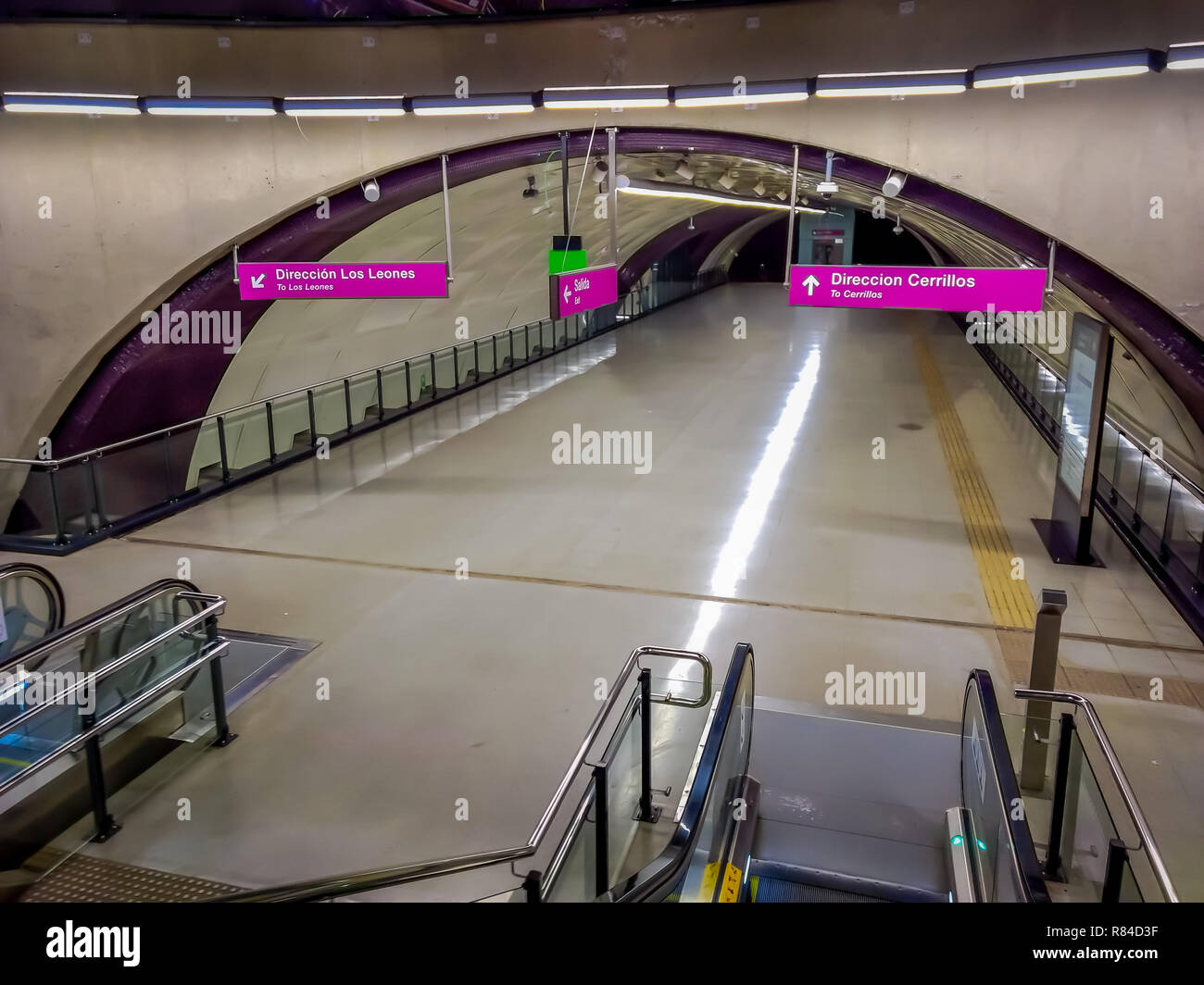 SANTIAGO DEL CILE - Ottobre 09, 2018: vista interna di scale elettrico in corrispondenza di una stazione della metropolitana di Santiago del Cile Foto Stock