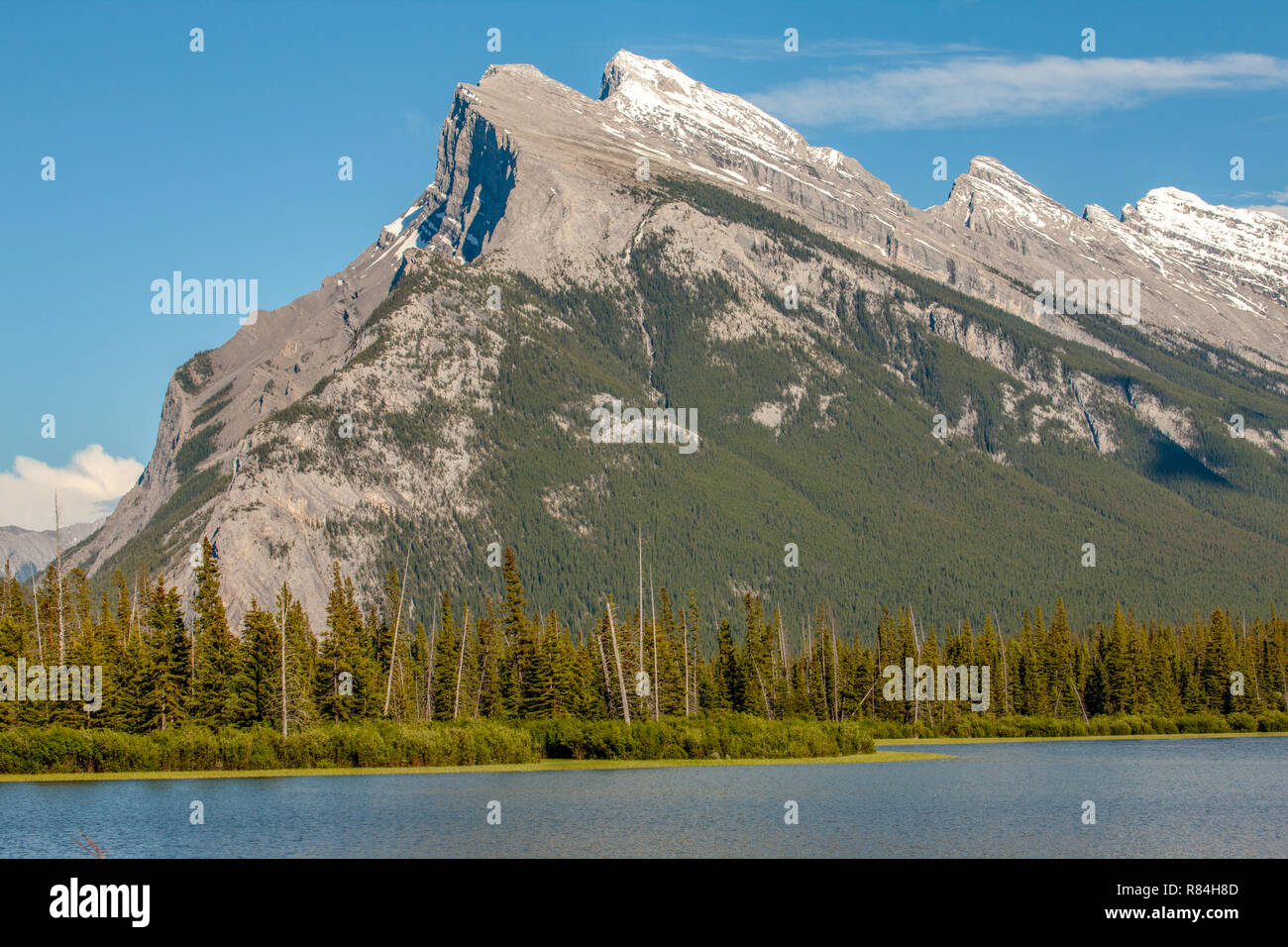 Il Parco Nazionale di Banff, Alberta, Canada. Lago di vermiglio con Mount Rundle in background, al di fuori di Banff. Foto Stock