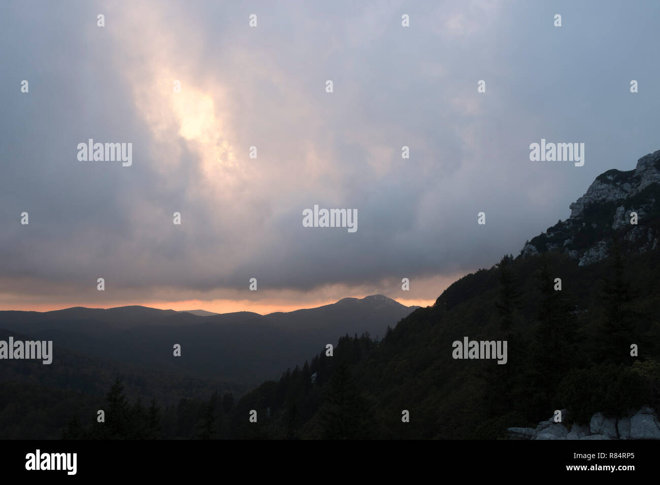 Le nuvole e la pioggia sul Parco Nazionale di Risnjak, Croazia Foto Stock